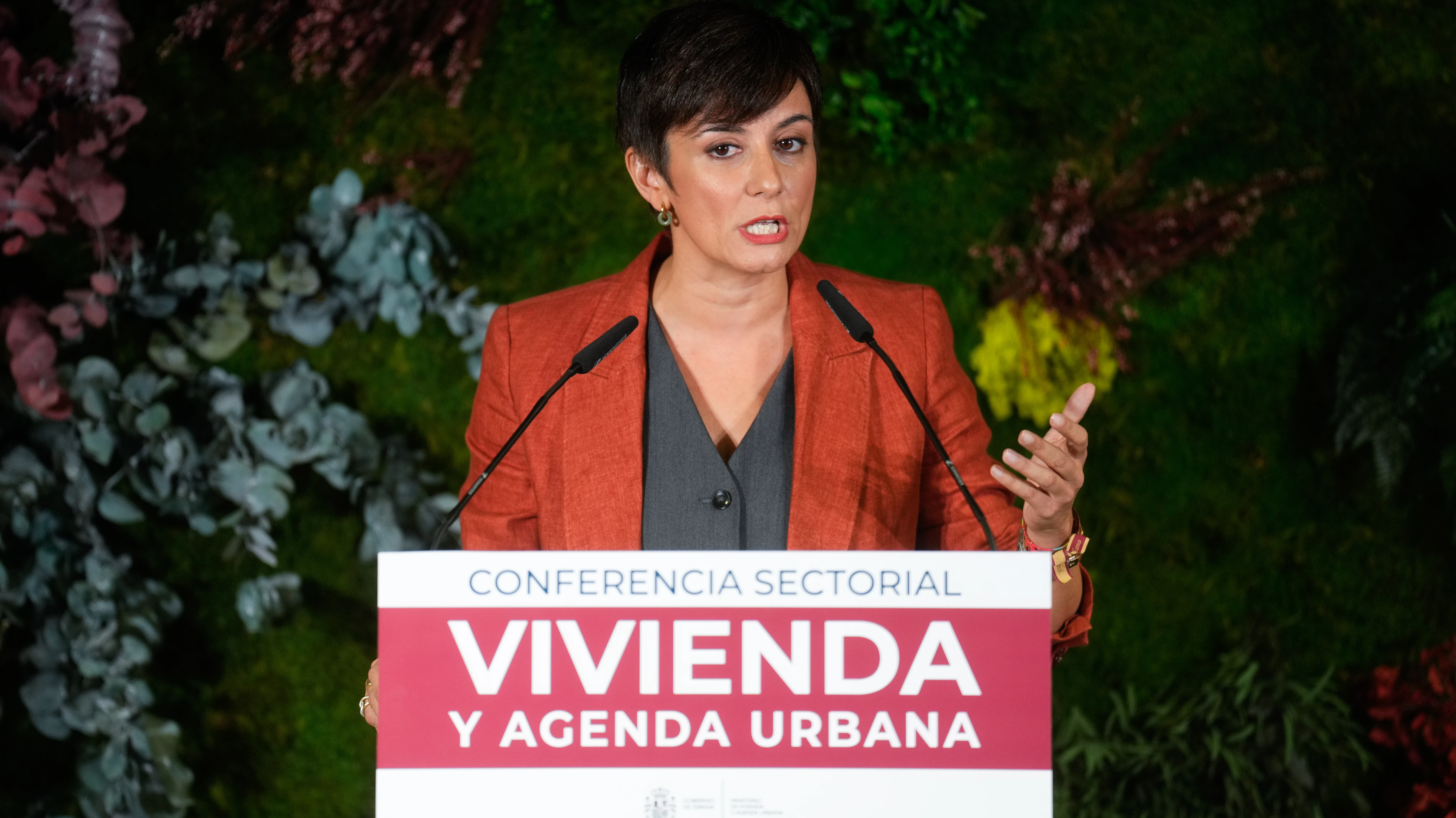La ministra de Vivienda y Agenda Urbana, Isabel Rodríguez, atiende a los medios de comunicación antes de presidir la reunión de la Conferencia Sectorial de Vivienda y Agenda Urbana, este jueves. 