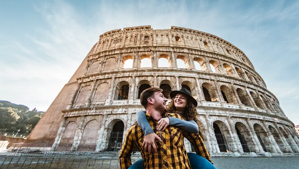 Chicos jovenes viajando en Roma, en Italia Chicos jovenes viajando en Roma, en Italia