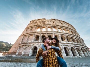 Chicos jovenes viajando en Roma, en Italia