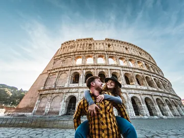 Chicos jovenes viajando en Roma, en Italia Chicos jovenes viajando en Roma, en Italia