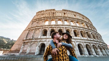 Chicos jovenes viajando en Roma, en Italia