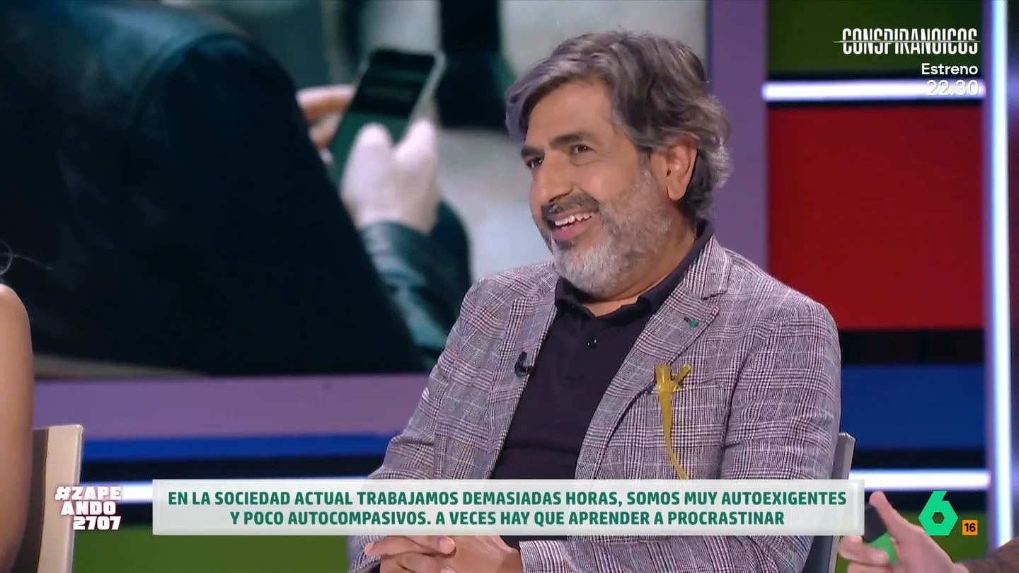 El psicólogo Arun Mansukhani explica por qué procrastinamos: "Estamos forzándonos a un ritmo que no es natural" En ocasiones, postergamos o dejamos a un lado las obligaciones para hacer cualquier otra tarea que nos apetezca más. Esto es procrastinar, un término que, además, se ha vuelto muy popular en los últimos años.
