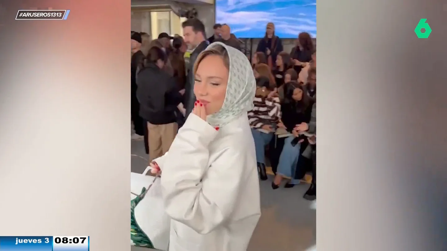 Ester Expósito y María Pombo sorprenden a Alfonso Arús con sus looks de 'Doña Rogelia' en París Ester Expósito y María Pombo sorprenden a Alfonso Arús con sus looks de 'Doña Rogelia' en París