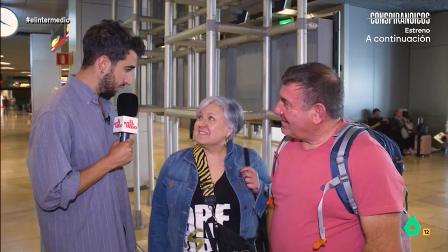 Una pareja desvela a Isma Juárez por qué han discutido en vacaciones: "Desaparezco y ella quiere tenerme controlado" El reportero visita el aeropuerto para preguntar a la gente que acaba de llegar de vacaciones cómo han ido sus viajes.