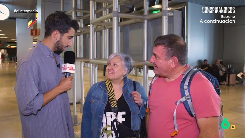 El reportero visita el aeropuerto para preguntar a la gente que acaba de llegar de vacaciones cómo han ido sus viajes. 