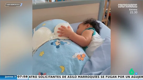 El método perfecto para dormir al bebé: así se queda frito tocando un sujetador colocado en una almohada El método perfecto para dormir al bebé: así se queda frito tocando un sujetador colocado en una almohada