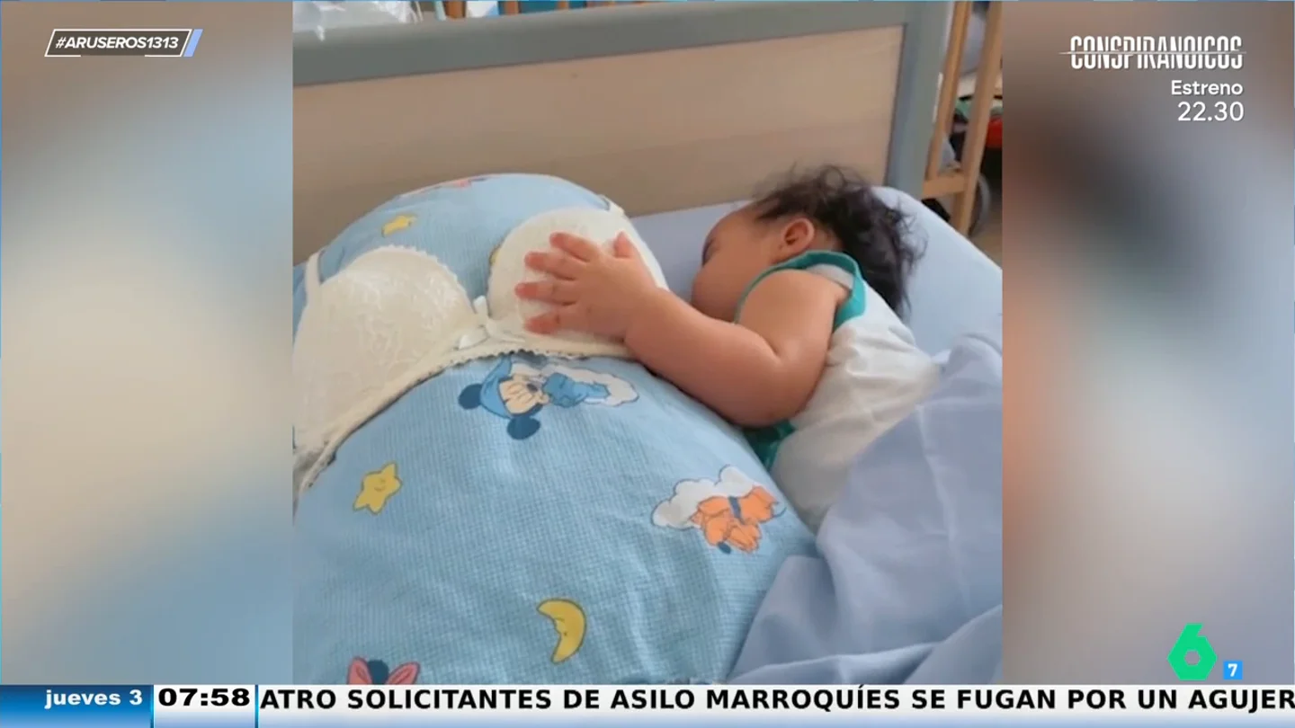El método perfecto para dormir al bebé: así se queda frito tocando un sujetador colocado en una almohada El método perfecto para dormir al bebé: así se queda frito tocando un sujetador colocado en una almohada