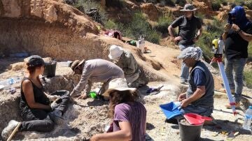 Equipo de investigación durante la excavación