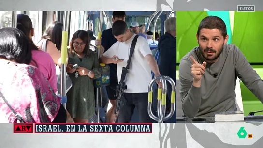 Carlos Pastor señala una imagen de un civil con un fusil en transporte público Carlos Pastor señala una imagen de un civil con un fusil en transporte público