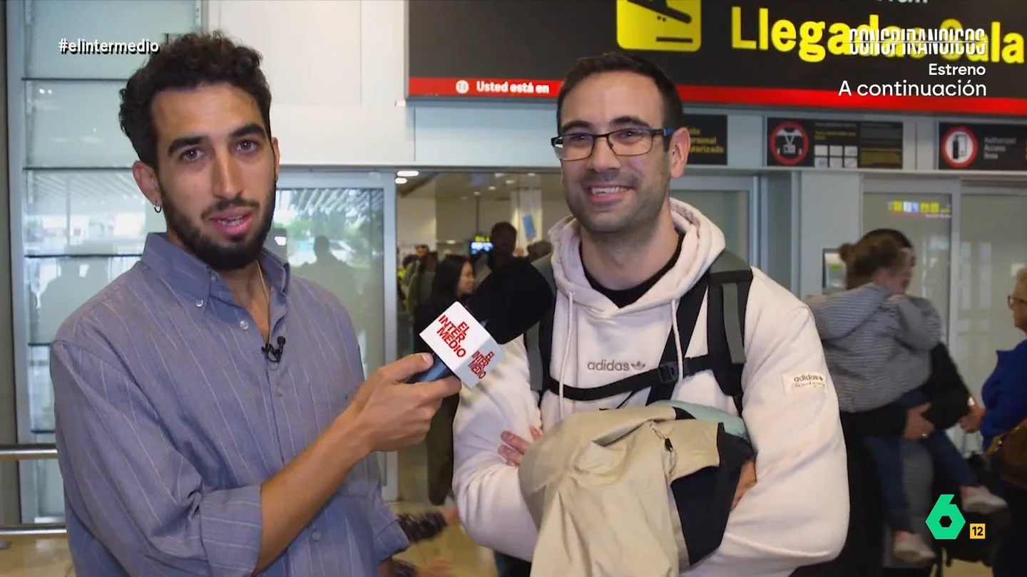 Isma Juárez cuenta cómo fue su experiencia en Islandia: "No sabes lo mal que te pueden llegar a oler los pies" El reportero visita el aeropuerto para conocer las experiencias de los viajeros que encuentra en la zona de llegadas y saber qué lugar han visitado y qué han hecho durante sus vacaciones.