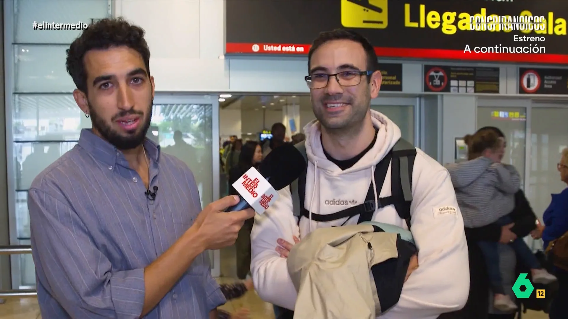 El reportero visita el aeropuerto para conocer las experiencias de los viajeros que encuentra en la zona de llegadas y saber qué lugar han visitado y qué han hecho durante sus vacaciones. 