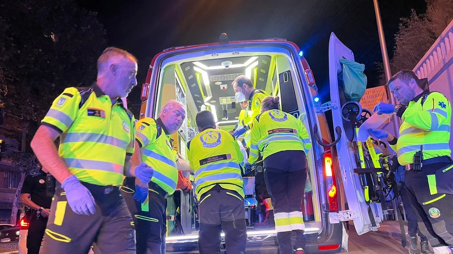 Los servicios sanitarios atienden a una persona en la ambulancia Los servicios sanitarios atienden a una persona en la ambulancia