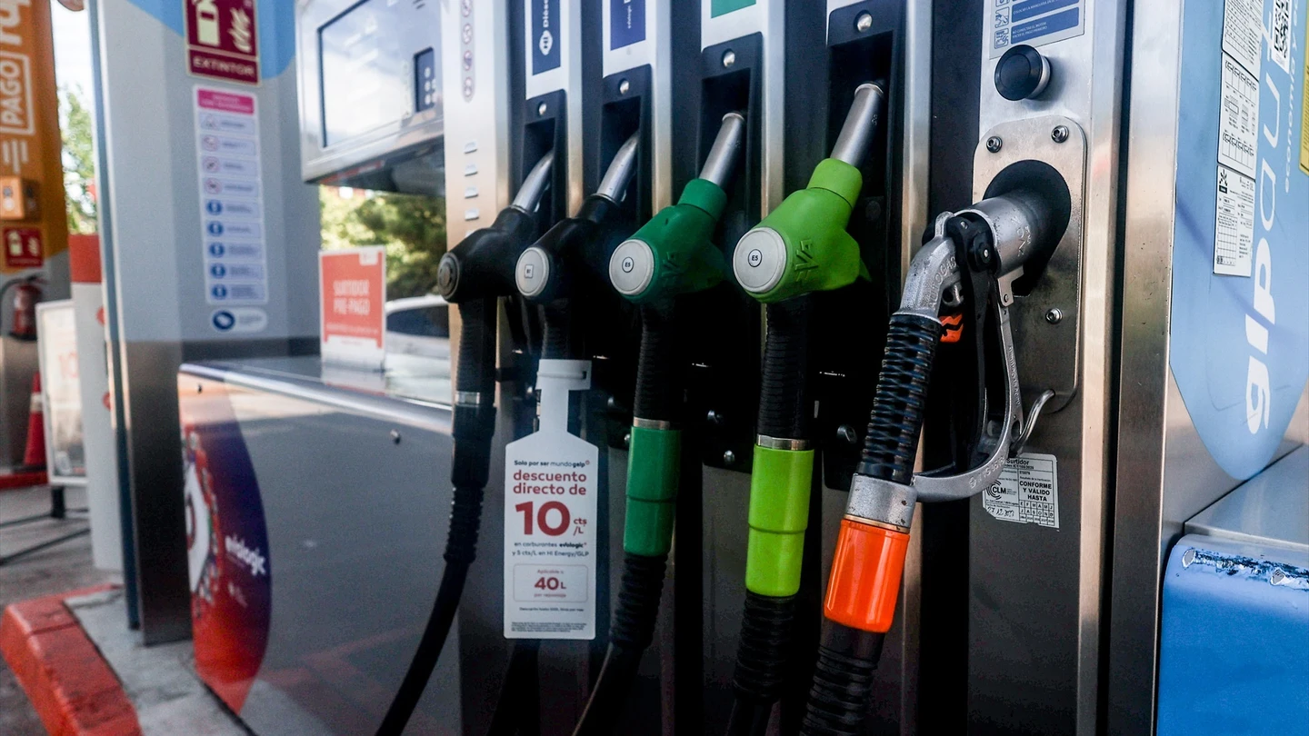 Surtidores de una gasolinera Surtidores de una gasolinera