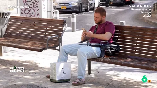 Un israelí mira su teléfono móvil mientras porta un fusil Se cumple un año de los atentados de Hamás y laSexta Columna visita Jerusalén para comprender los motivos que mueven al Gobierno de Netanyahu. Allí habla con civiles que viven con un fusil y un palestino arrinconado por colonos ilegales.