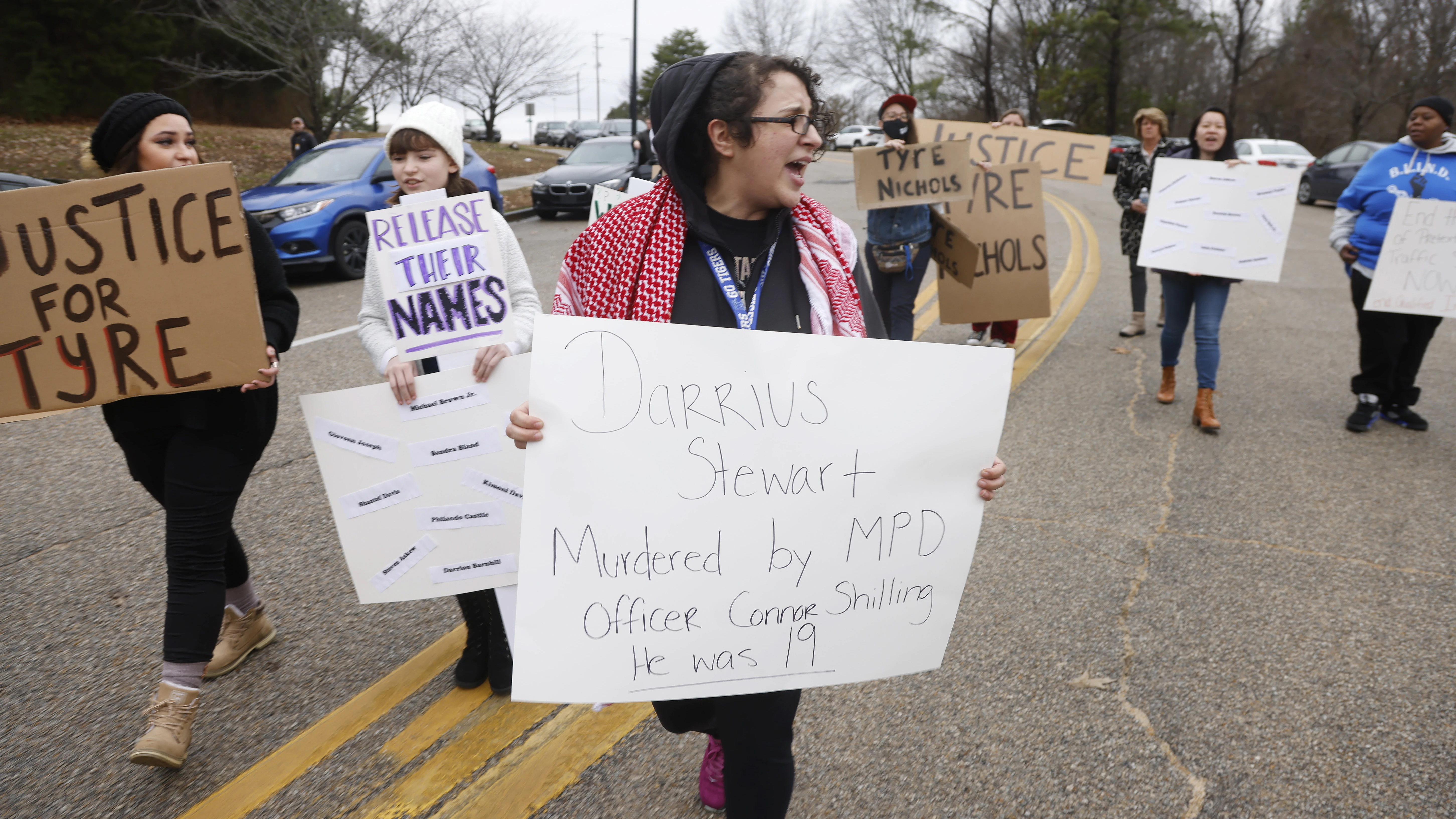 Fotografía de archivo de manifestantes afuera de la estación Ridgeway del Departamento de Policía de Memphis