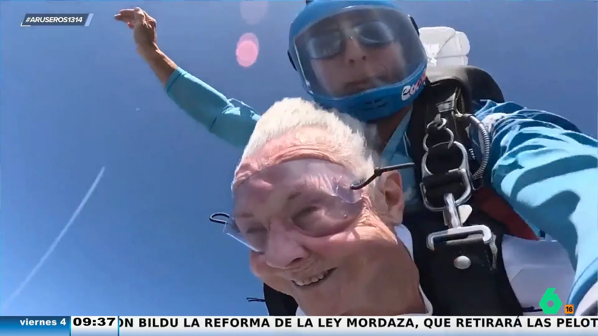 El impresionante salto en paracaídas de una anciana de 93 años para celebrar su cumpleaños: "La edad es solo un número"