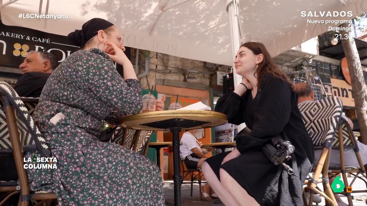 "Vivimos con miedo de que una persona a favor de Ham&aacute;s, que son fan&aacute;ticos, nos quieran atacar", afirma otra mujer en este v&iacute;deo donde laSexta Columna presencia en Jerusal&eacute;n c&oacute;mo muchos israel&iacute;es hacen su rutina con pistolas o fusiles encima.