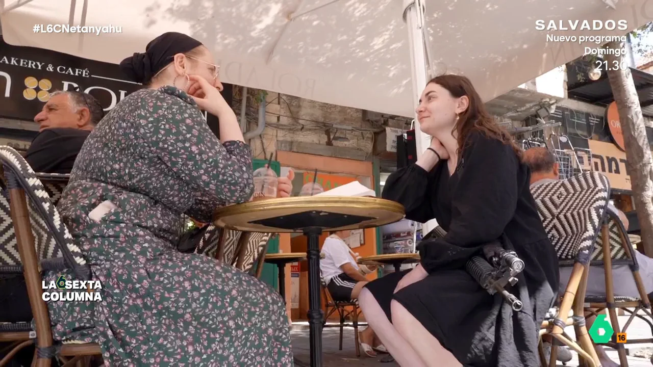 Una israelí explica por qué lleva un fusil para tomar café: "Prefiero tenerlo y no necesitarlo que necesitarlo y no tenerlo" "Vivimos con miedo de que una persona a favor de Hamás, que son fanáticos, nos quieran atacar", afirma otra mujer en este vídeo donde laSexta Columna presencia en Jerusalén cómo muchos israelíes hacen su rutina con pistolas o fusiles encima.