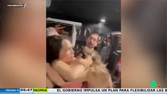 Una mujer provoca una pelea al pillar a su marido siéndole infiel en el gimnasio: "Una cosa es ir a ligar y otra, con la amante" Una mujer provoca una pelea al pillar a su marido siéndole infiel en el gimnasio: "Una cosa es ir a ligar y otra, con la amante"