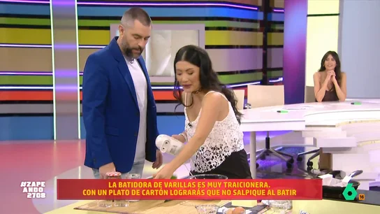 Jiaping muestra un sencillo truco para usar la batidora sin salpicar: "Buah, vaya máquina, chaval" ¿Tienes que preparar una tarta pero te da miedo mancharte al mezclar la masa? La zapeadora muestra en el programa un truco muy útil y fácil de llevar a cabo para evitar salpicar mientras usas este electrodoméstico.