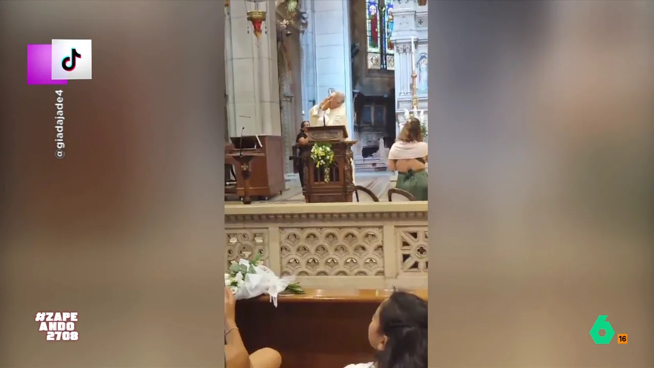 El religioso, que estaba oficiando una boda, no pudo evitar bailar y cantar ante un popular tema de los años 80: 'Mamma María'. Su alegría consigue contagiar al resto de invitados. No te pierdas el momentazo en el vídeo principal. 