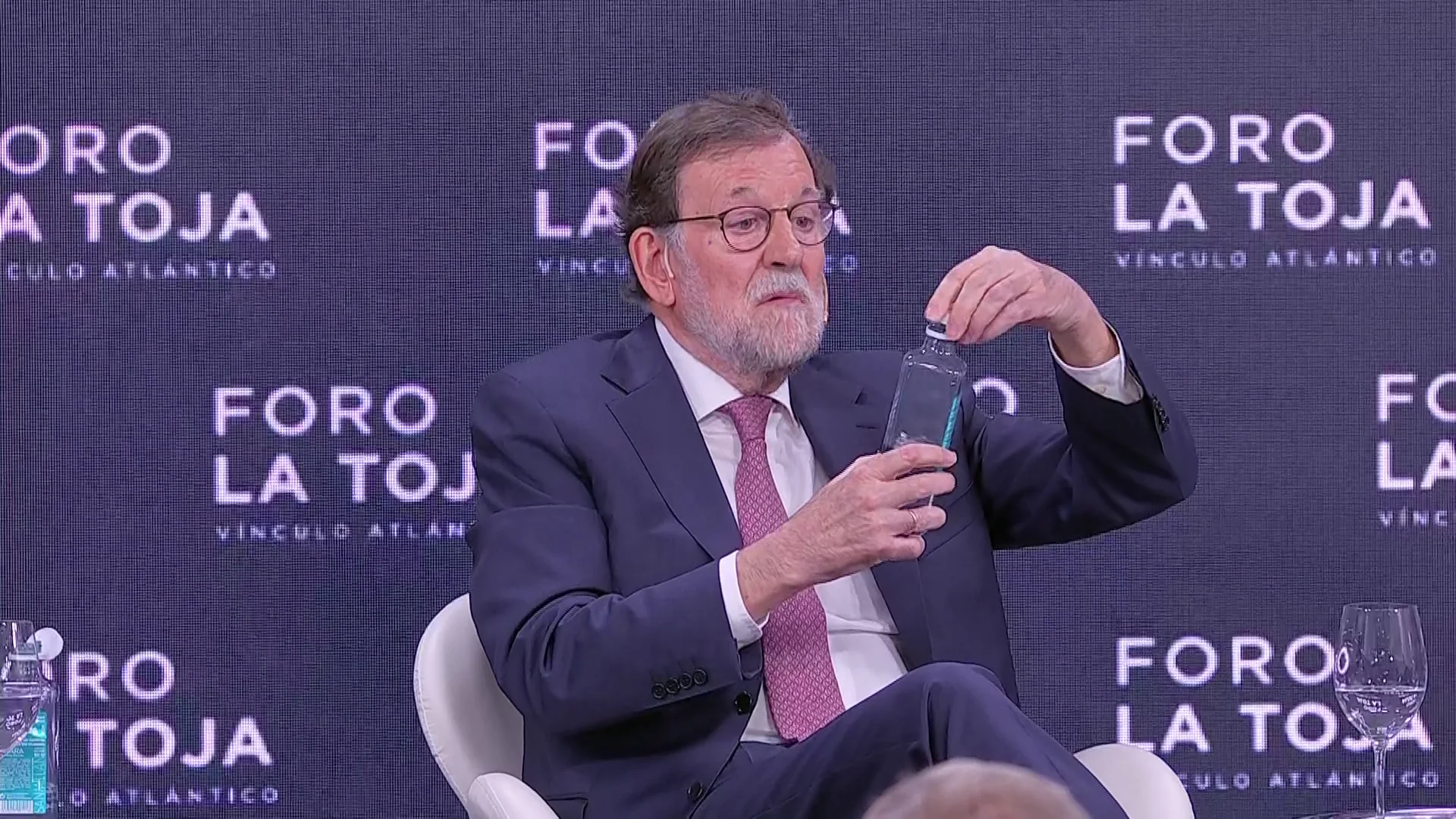 Mariano Rajoy, con una botella de plástico