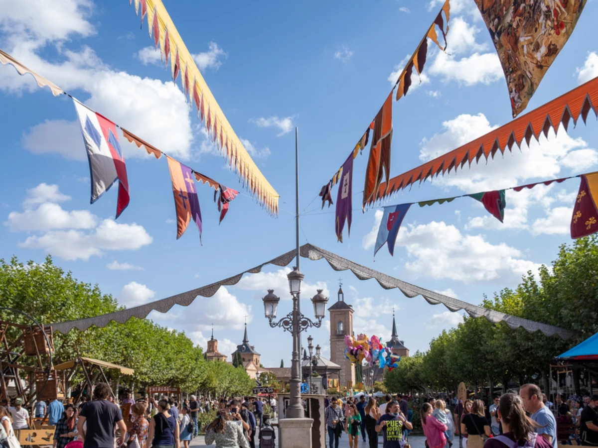 Alcalá de Henares, Patrimonio de la Humanidad y epicentro de estas fiestas 4 Merca2.es Un programa festivo para todos con un mercado navideño en la Plaza de Cervantes