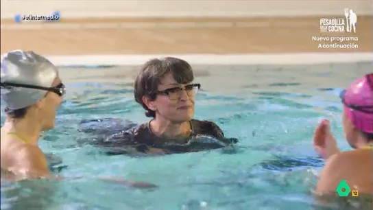 Thais Villas se lanza a la piscina para nadar con 'Las Mariburruntzi': "Quiero ser una de vosotras" La reportera se ha trasladado hasta Pamplona para conocer un poco más a 'Las Mariburruntzi' un equipo de natación sincronizada muy especial que nació gracias a la iniciativa de una de sus componentes.