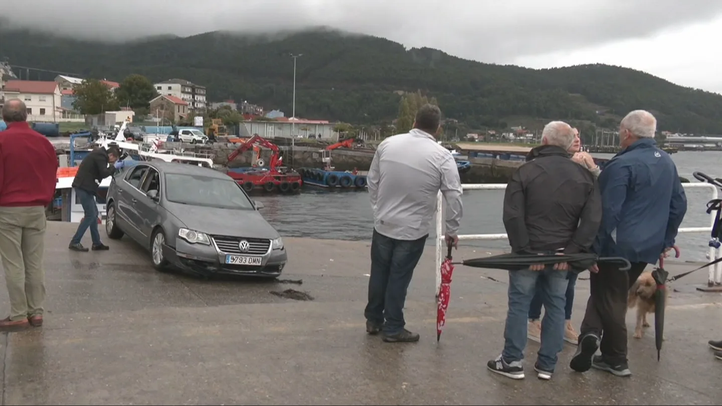 Cae un coche al mar en Moaña, Pontevedra Cae un coche al mar en Moaña, Pontevedra