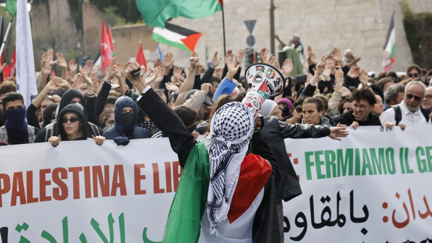 La gente se reúne en la Piazzale Ostiense para asistir a la marcha pro palestina, en Roma, Italia. La gente se reúne en la Piazzale Ostiense para asistir a la marcha pro palestina, en Roma, Italia.
