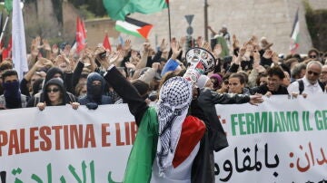 La gente se reúne en la Piazzale Ostiense para asistir a la marcha pro palestina, en Roma, Italia.