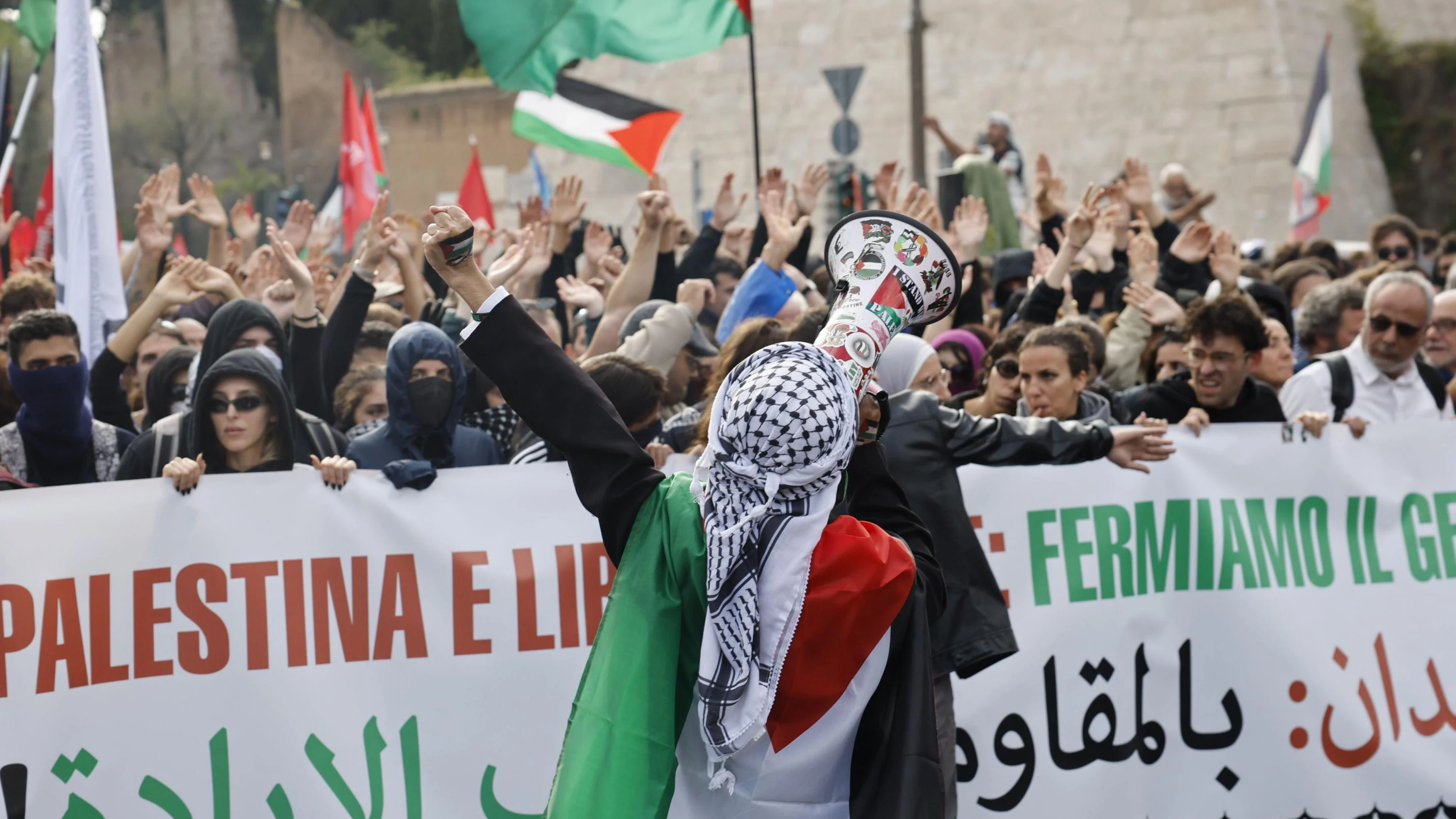 La gente se reúne en la Piazzale Ostiense para asistir a la marcha pro palestina, en Roma, Italia.