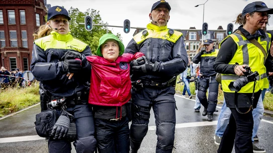 Detienen a Greta Thunberg en una protesta contra ayudas a combustibles fósiles Detienen a Greta Thunberg en una protesta contra ayudas a combustibles fósiles