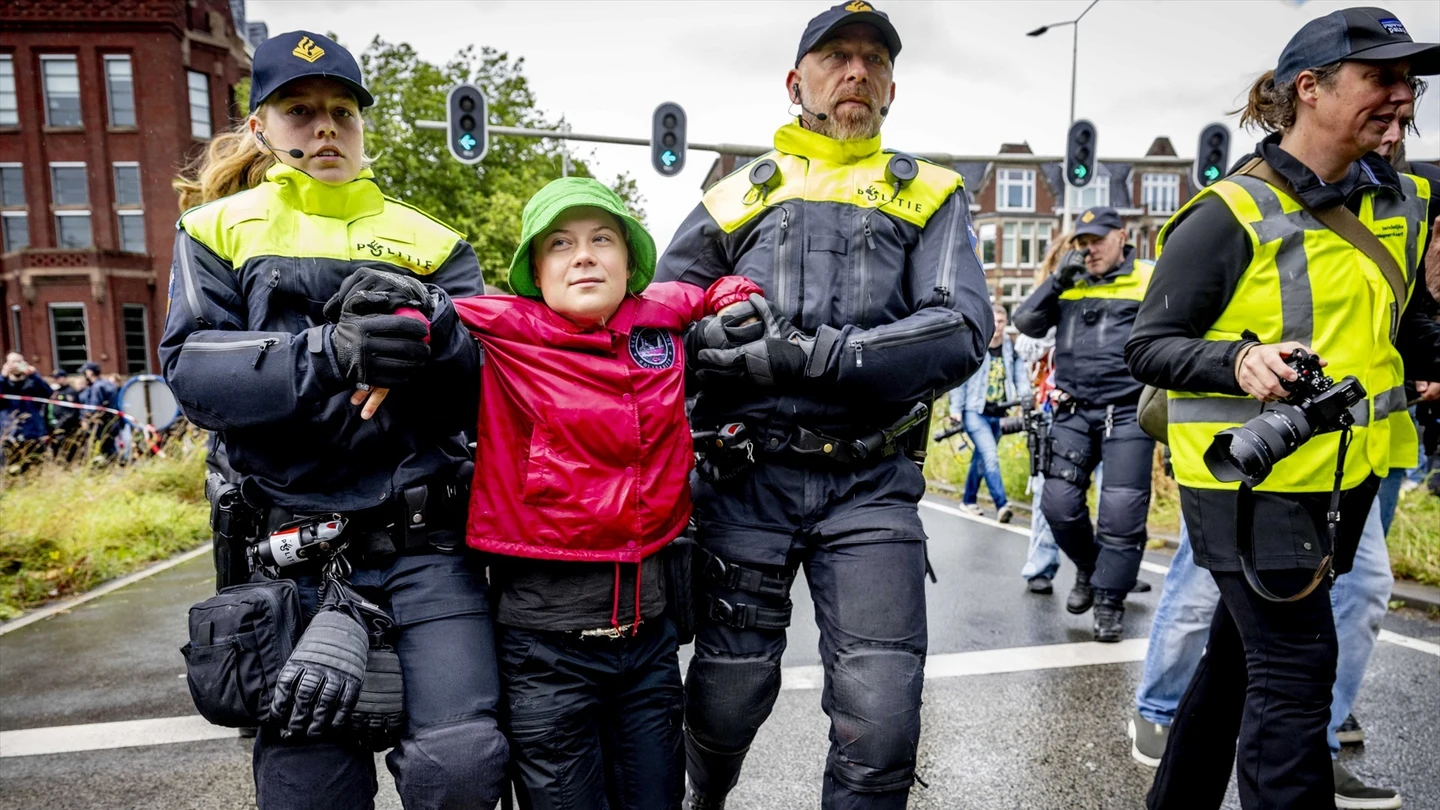 Detienen a Greta Thunberg en una protesta contra ayudas a combustibles fósiles Detienen a Greta Thunberg en una protesta contra ayudas a combustibles fósiles