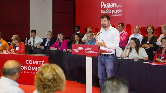 El PSOE suspende el proceso de primarias en Castilla y León convocado por Tudanca Luis Tudanca dando un discurso en un acto de partido
