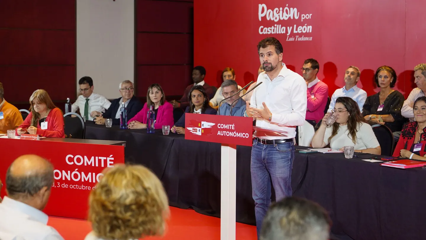 El PSOE suspende el proceso de primarias en Castilla y León convocado por Tudanca Luis Tudanca dando un discurso en un acto de partido