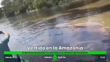 Vertido de petróleo en un afluente del Amazonas