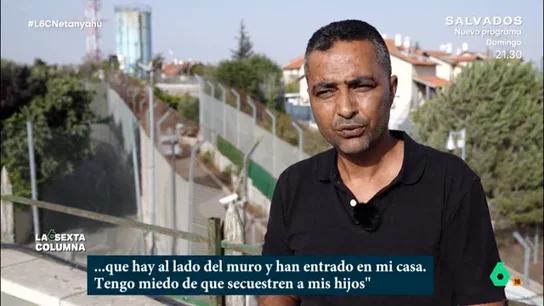 Saadat, palestino acorralado por un asentamiento ilegal israelí: "Tengo miedo de que los colonos secuestren a mis hijos" laSexta Columna viaja hasta Cisjordania para recoger el testimonio de Sadaat Gharib, un palestino cuya casa se encuentra rodeada por los muros de hormigón alambradas y cámaras de vigilancia de un asentamiento judío ilegal.
