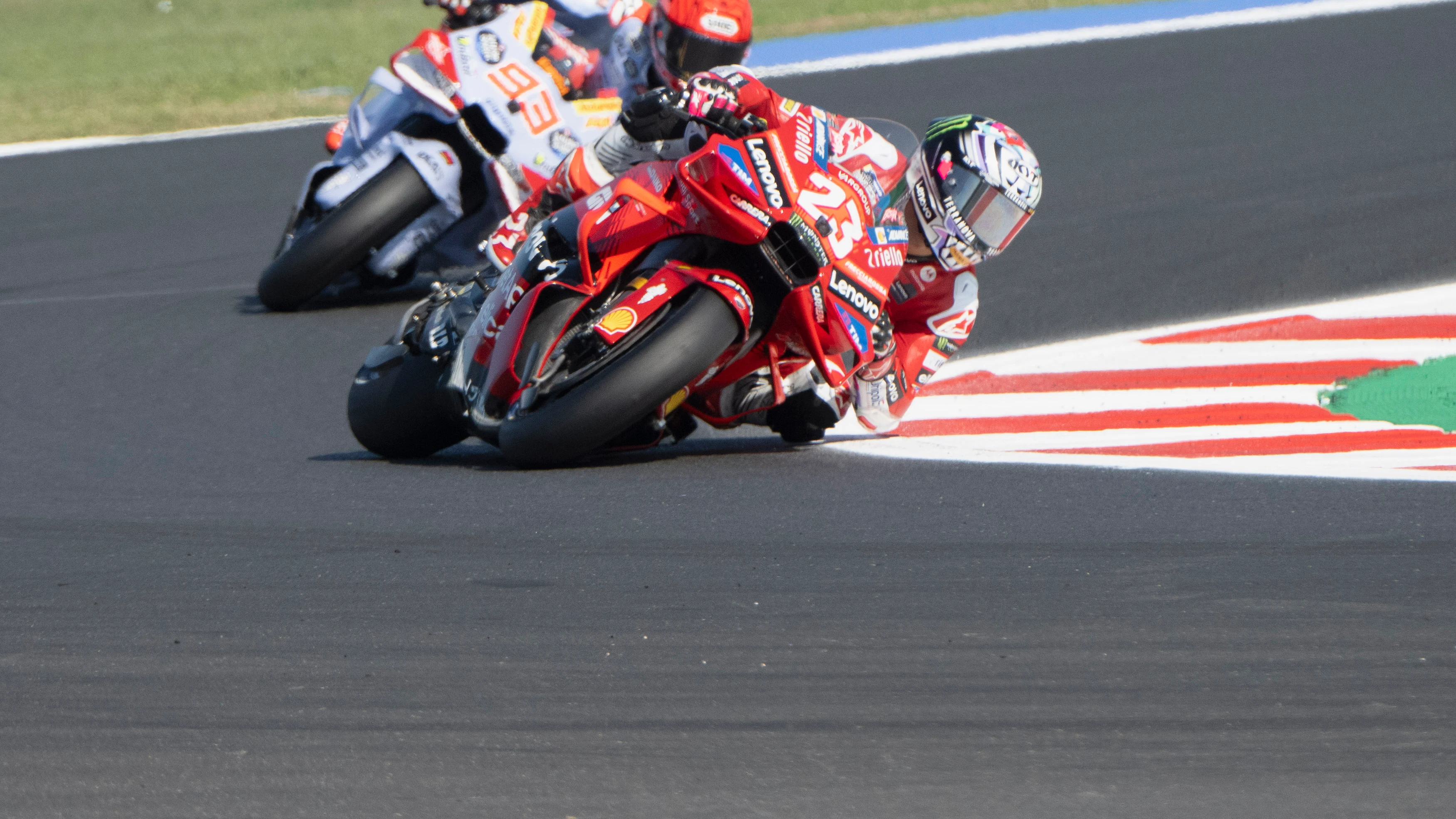 Enea Bastianini y Marc Márquez 
