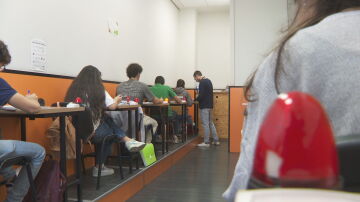 Alumnos haciendo un examen