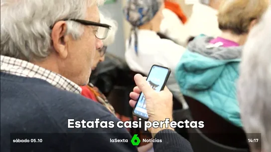 Una persona mayor consulta el móvil Una persona mayor consulta el móvil