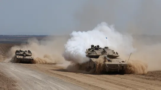 Vehículos blindados de combate israelíes se dirigen al norte de la Franja de Gaza Vehículos blindados de combate israelíes se dirigen al norte de la Franja de Gaza