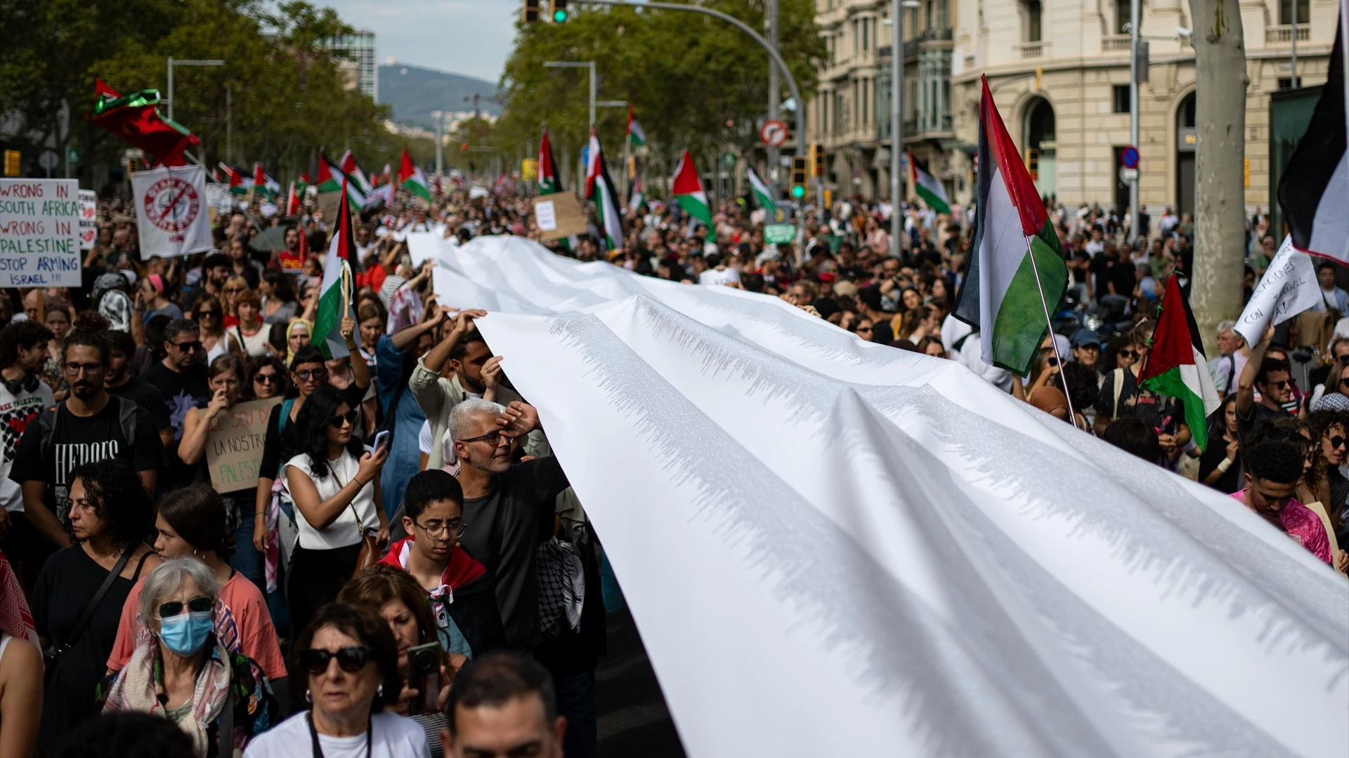 Cientos de personas durante una manifestación en apoyo a Palestina, a 6 de octubre de 2024, en Barcelona, 