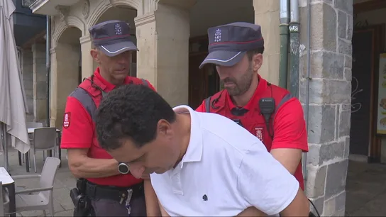 Dos policías salvan la vida de un hombre cuando se estaba atragantando  Dos policías salvan la vida de un hombre cuando se estaba atragantando