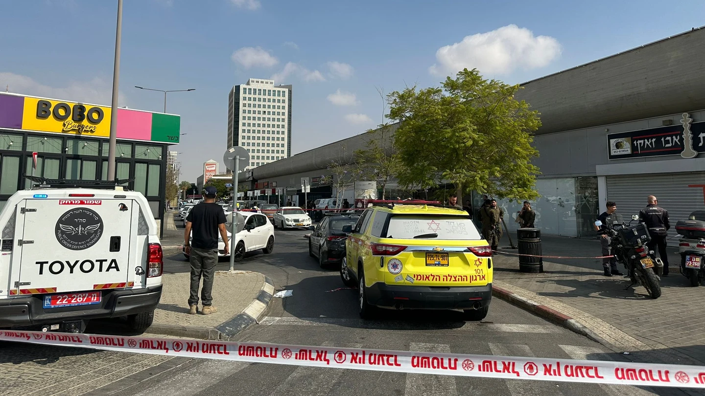 Un tiroteo y apuñalamiento en la estación central de autobuses de Beersheba, en el sur de Israel Un tiroteo y apuñalamiento en la estación central de autobuses de Beersheba, en el sur de Israel