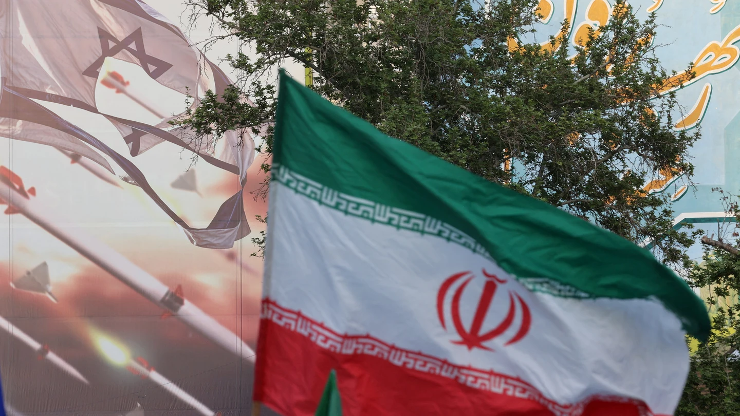 Un cartel antiisraelí junto a la bandera iraní durante una celebración tras el ataque del CGRI a Israel, en Teherán Un cartel antiisraelí junto a la bandera iraní durante una celebración tras el ataque del CGRI a Israel, en Teherán