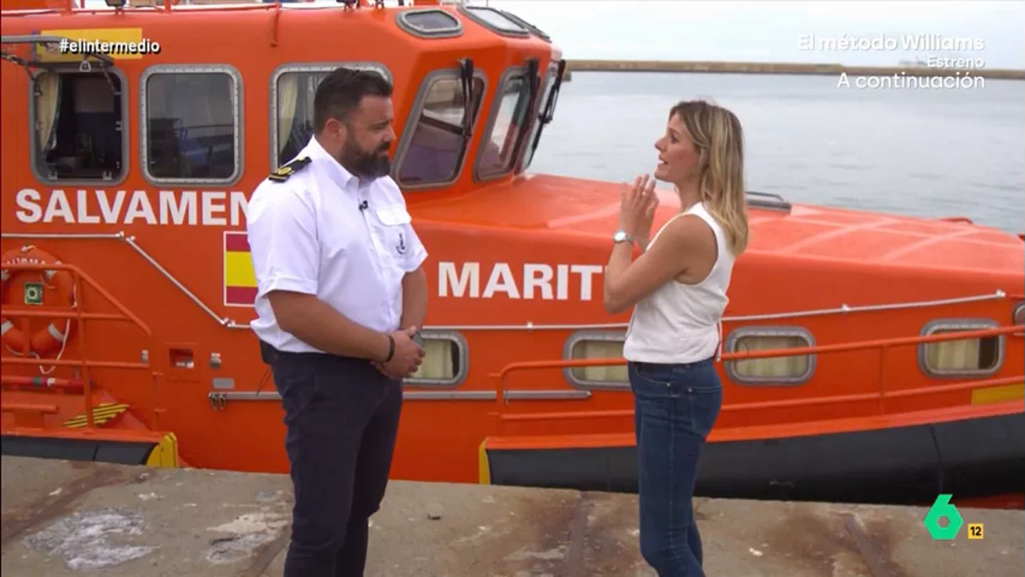 Fernando Berenguel, patrón de Salvamento Marítimo: "Lo más duro es cuando vienen muertos en una patera y son niños" Andrea Ropero entrevista a Fernando Berenguel, patrón de una embarcación de intervención rápida de Salvamento Marítimo, que en este vídeo explica cómo son los rescates de personas a bordo de una patera y las sensaciones que se llevan "a casa".