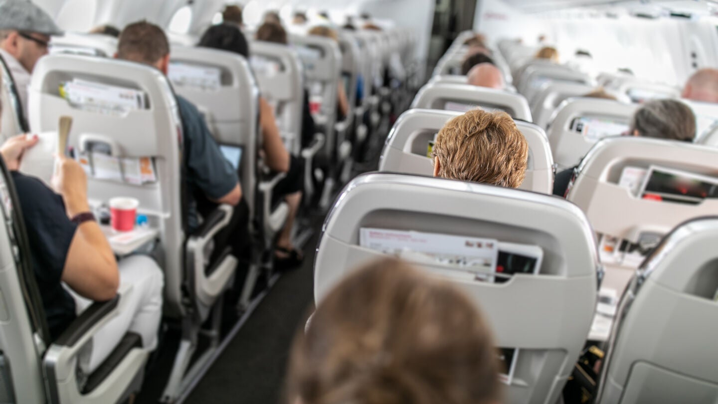 Pasajeros sentados en el avi&oacute;n
