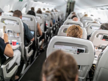 Pasajeros sentados en el avión