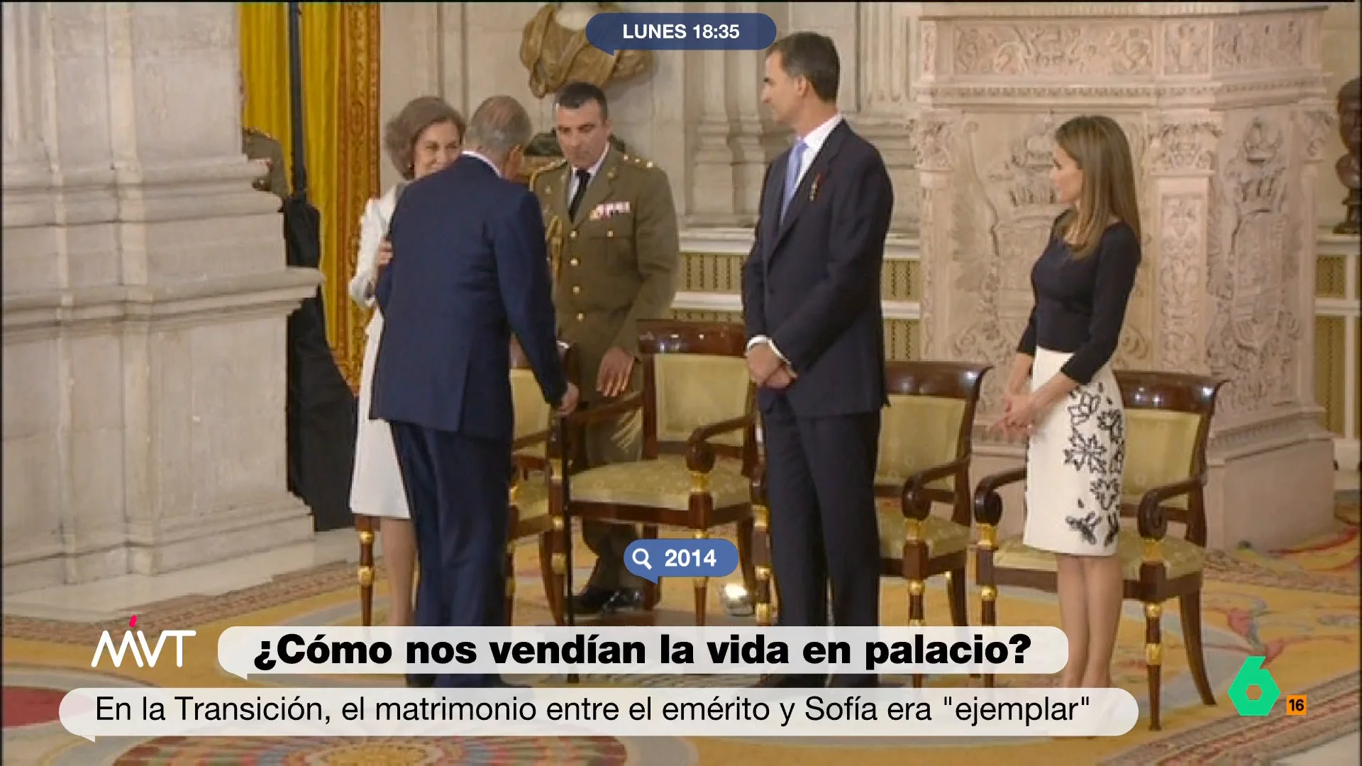 "Ella por lo menos le toca", comenta Iñaki López en este vídeo donde reacciona a algunos momentos de los reyes eméritos, como la visita de doña Sofía al rey Juan Carlos tras el incidente de Botsuana o su beso al monarca en la abdicación.